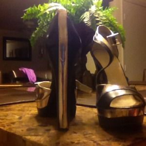 Black and silver leather sandal w/buckle strap.