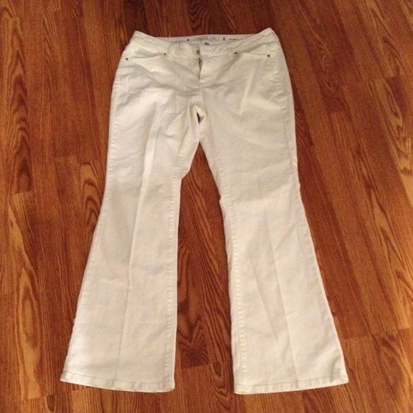BRAND NEW JENNIFER LOPEZ WHITE WOMAN JEANS!!