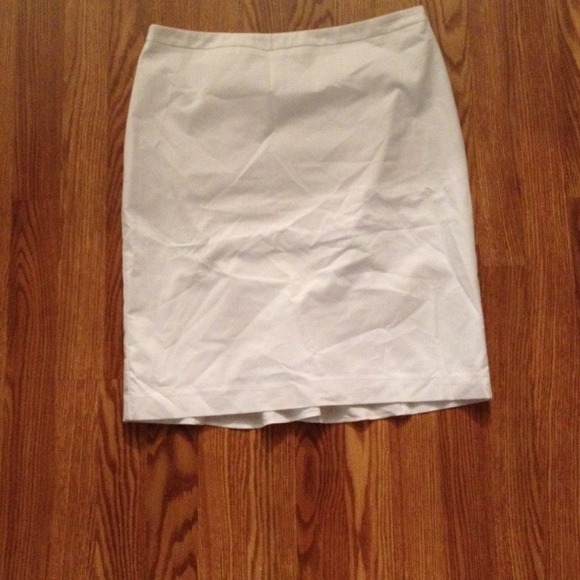 BRAND NEW NEW YORK & COMPANY SKIRT!!!!! (WHITE)