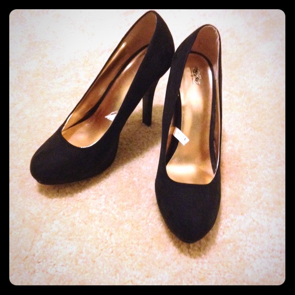 Black and Gold Pumps