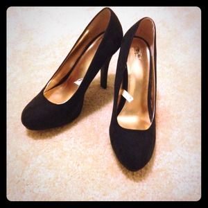 Black and Gold Pumps