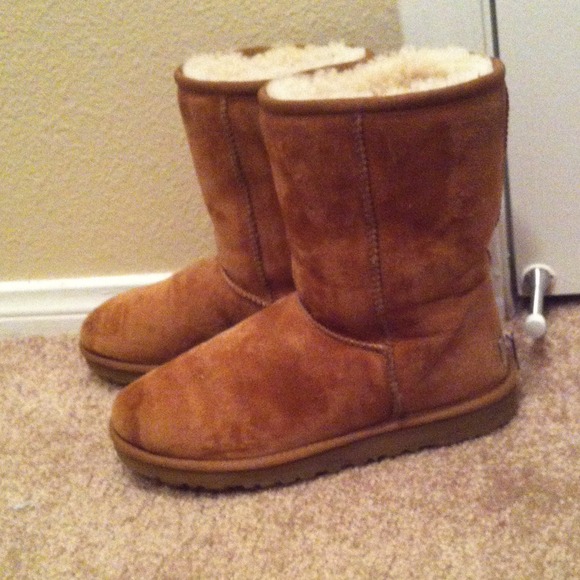 Authentic chestnut mid uggs
