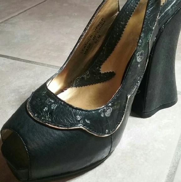 Vintage inspired floral heels - Picture 2 of 4