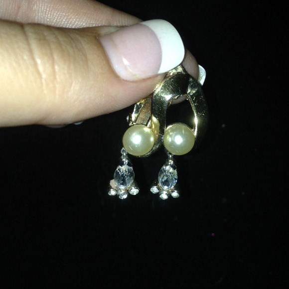 Vintage clip on earrings - Picture 2 of 3