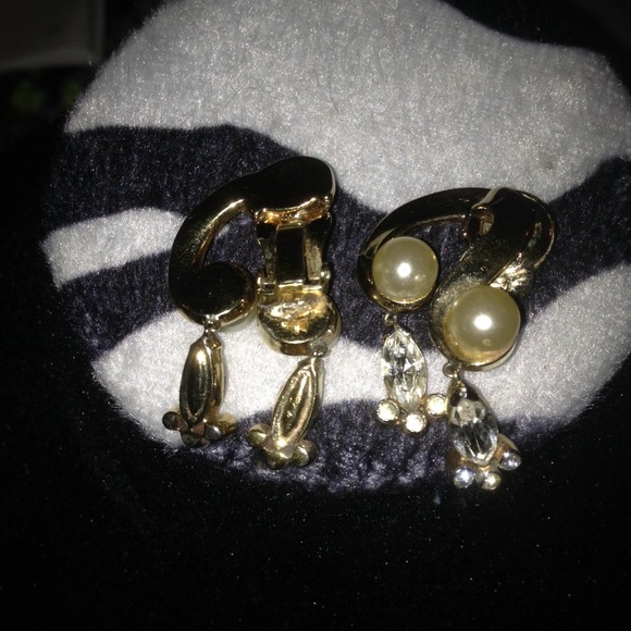 Vintage clip on earrings - Picture 3 of 3