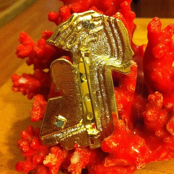 Vintage cameo art pin - Picture 2 of 3