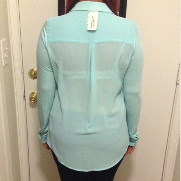 🚫SoldInBundle💕Aqua long sleeve hi low button up
