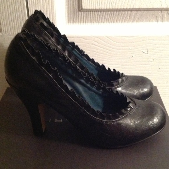 Madden Girl - Picture 2 of 2