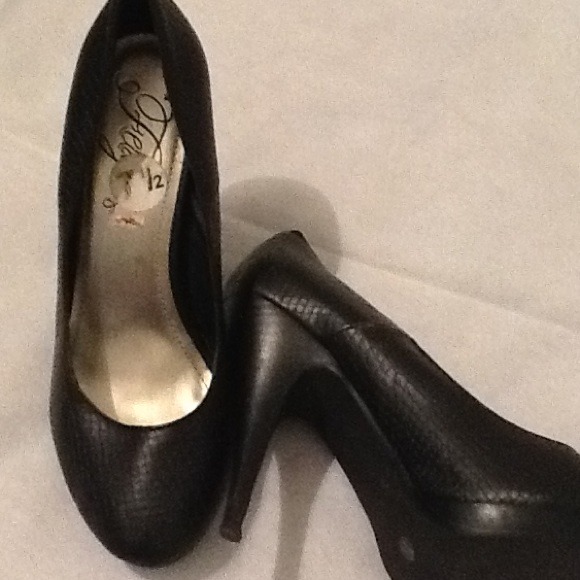 All black snake skin high heels shoes