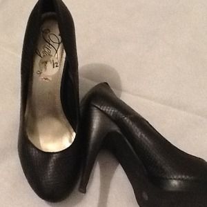 All black snake skin high heels shoes