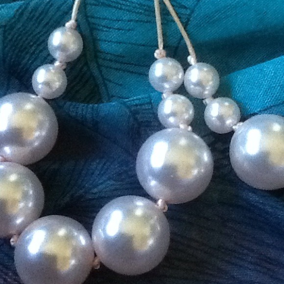 Large pale pink faux pearl necklaces - Picture 3 of 3