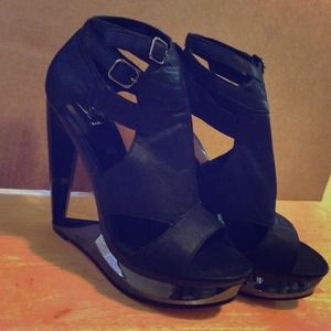 Velvet Angels STANZA black cutout wedges size 8