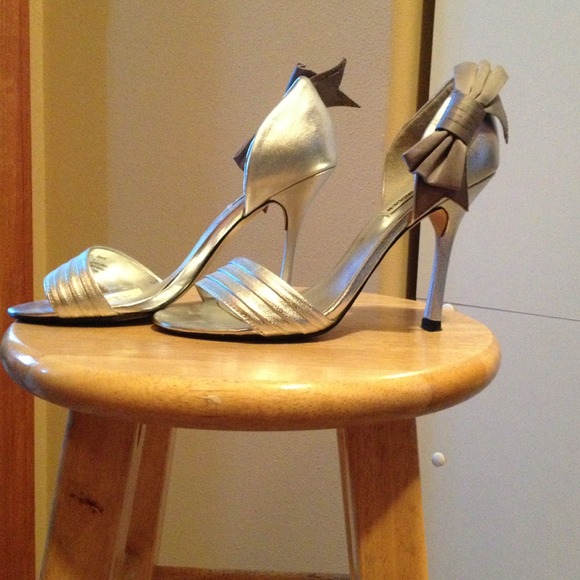 Silver pumps