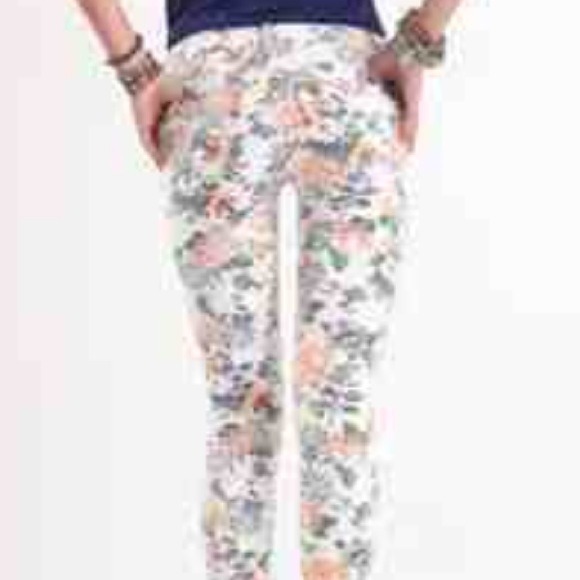 🔴SOLD🔴 Bullhead Floral denim - Picture 4 of 4