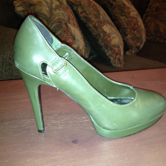 💢SOLD💢Green BCBGeneration leather pumps