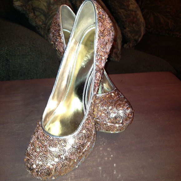 💢SOLD💢 Gold Bakers pumps