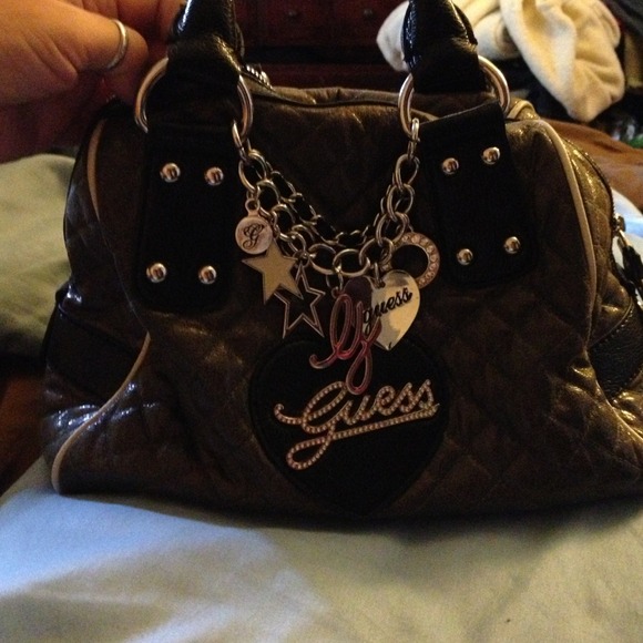 💯Authentic guess bag with matching wallet.