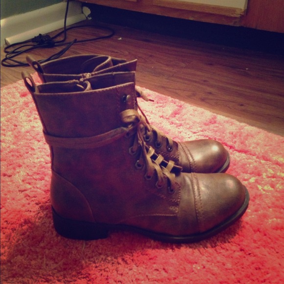 Brand new without box Bull Boxer combat boots