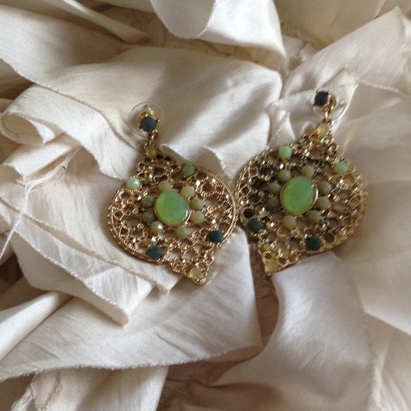 Gorgeous gold and green stoned earrings...stunning