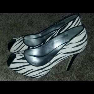 Pre-loved GUESS shoes