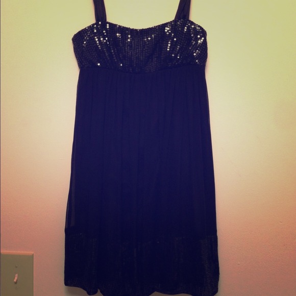 Little black dress with sequenced bust and bottom - Picture 1 of 4