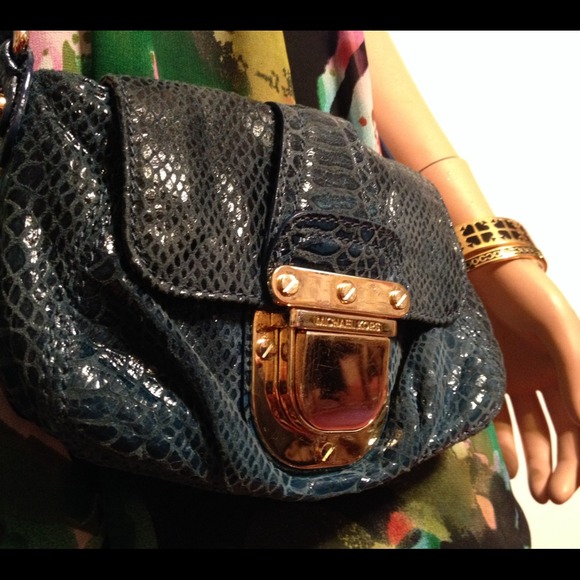 MICHAEL KORS AUTH CHARLTON SNAKESKIN CROSSBODY - Picture 2 of 3