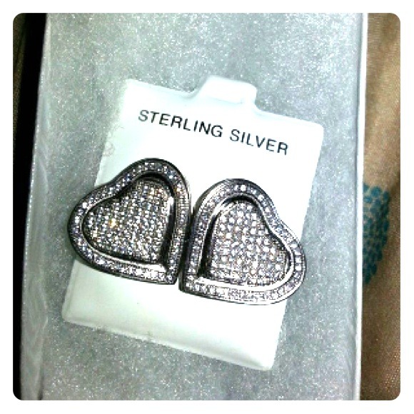 These are screw back earrings 100% authentic - Picture 1 of 1