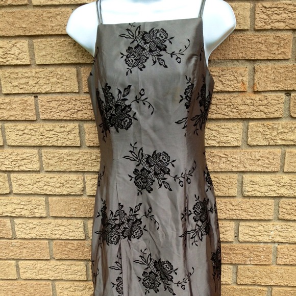 LOVELY LONG SILVER  DRESS FOR EVENING OR PROM 🎀