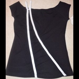 ❌SOLD❌Black scoop neck top w/ white accent stripes
