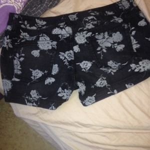 Black floral shorts 🌸