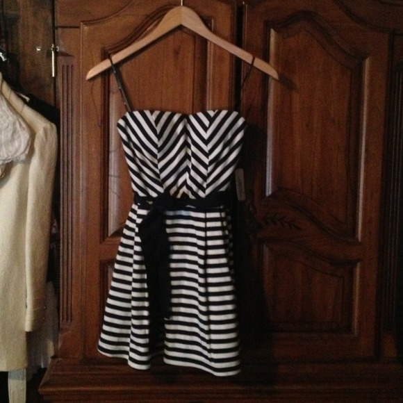 NWT Navy and white strapless dress.