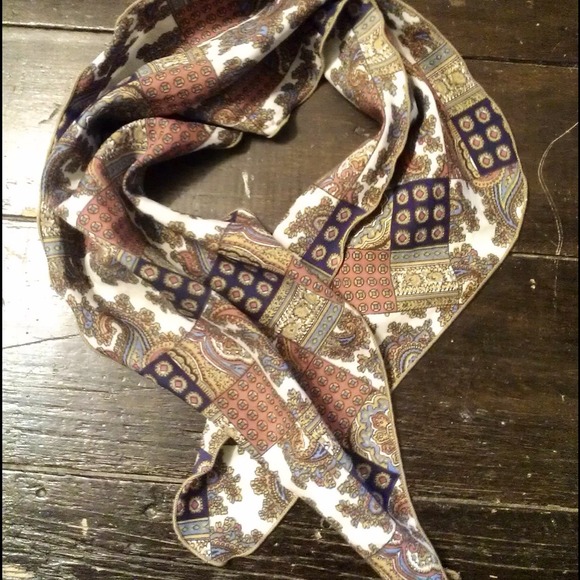 Multiple wears thin scarf - Picture 2 of 2