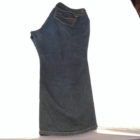 Reduced! DKNY bootcut jeans. Dark wash & nwot.