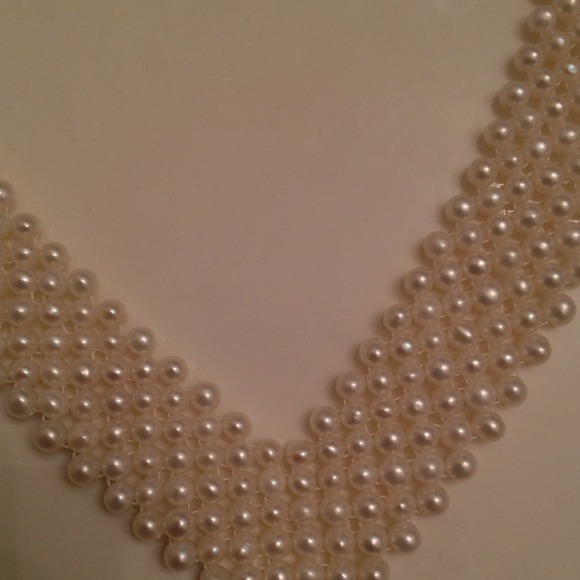 Pearl necklaces, yellow clasp.(pear shape)