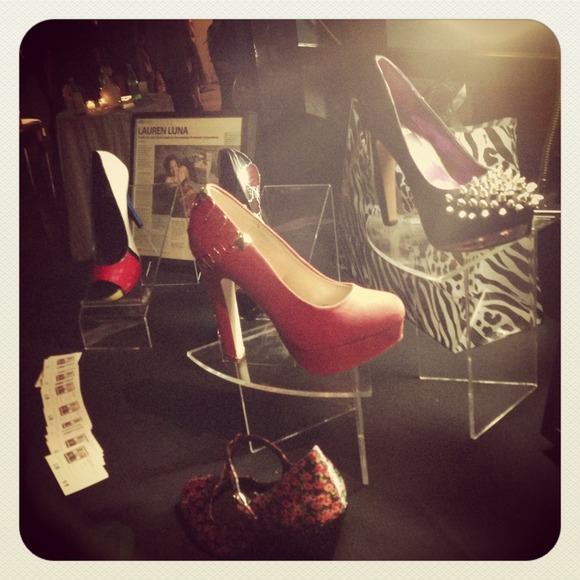 ⛔️SOLD⛔️🎉HP🎉 Burnt Orange Faux Suede  Pumps - Picture 3 of 4