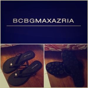 BCBG black sandals flip flops