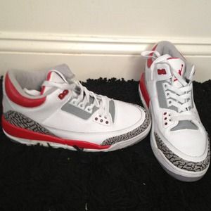Women's fire reds size 8.5 Jordan's