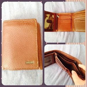 FOSSIL TRI-FOLD WALLET 💯 AUTHENTIC!