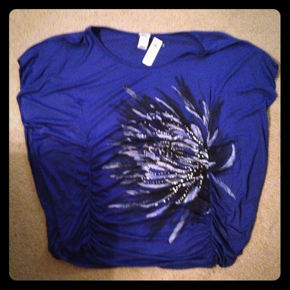🚫Sold🚫Blue winged top with painted flower 💙
