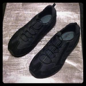 Black Sketchers sneakers