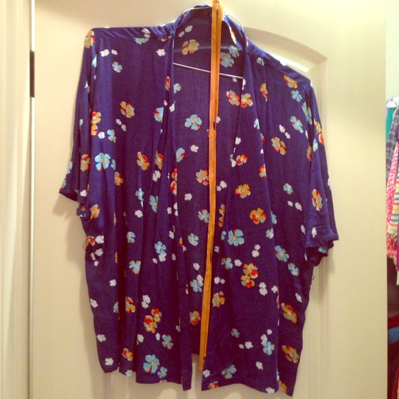 Lightweight kimono top with tie around the waist