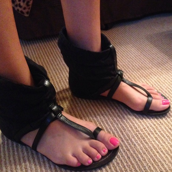 Cute sandals!