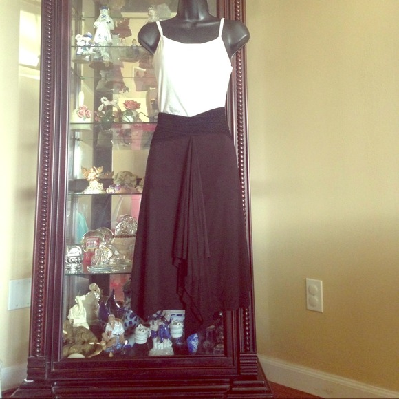 Tiffany Alana  Dresses & Skirts - NWOT Tiffany Alana ruffle front skirt