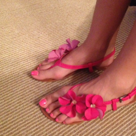 🚫ON HOLD🚫 Cute flower sandals!