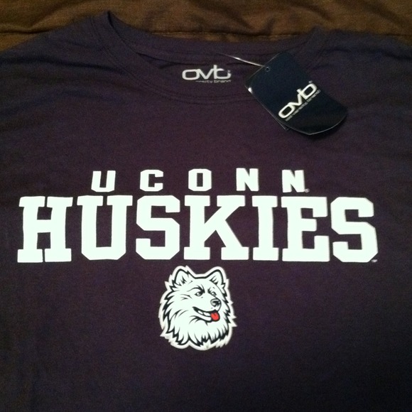 U conn huskies t-shirt - Picture 2 of 2