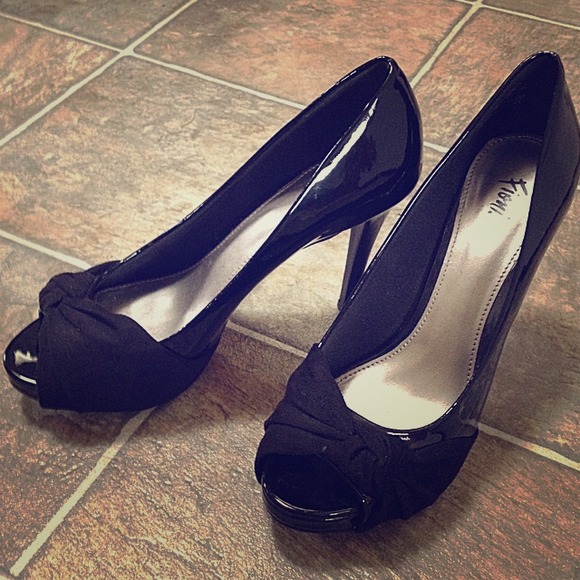 Black Fioni heels