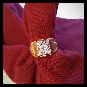 18kt hge stamp diamond ring....
