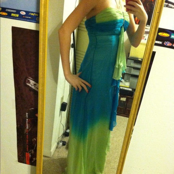 Tiffany prom dress. - Picture 2 of 4