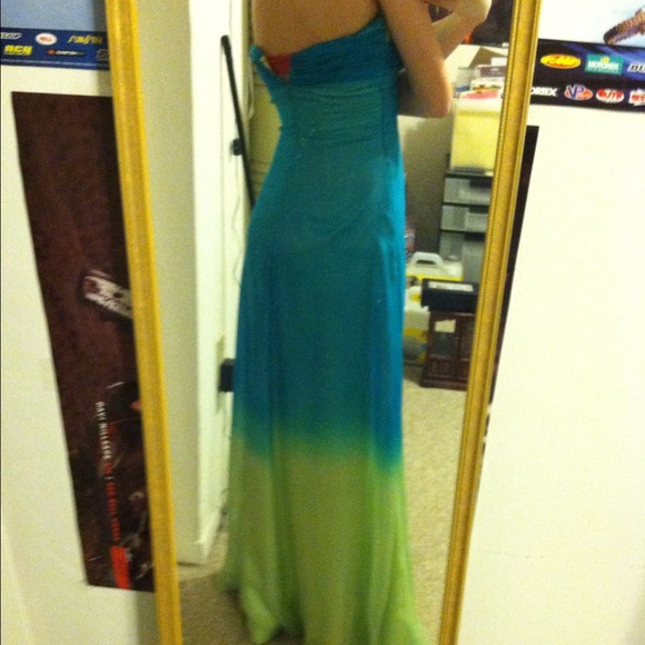 Tiffany prom dress. - Picture 3 of 4