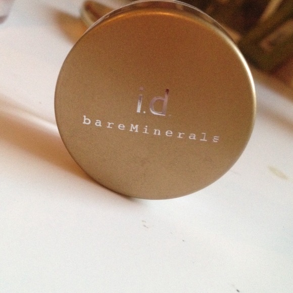 BareMinerals eyeshadow in flawless diamond